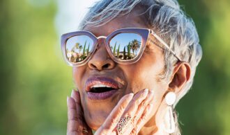 women_with_sunglasses_smiling