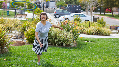 woman-with-frisbee